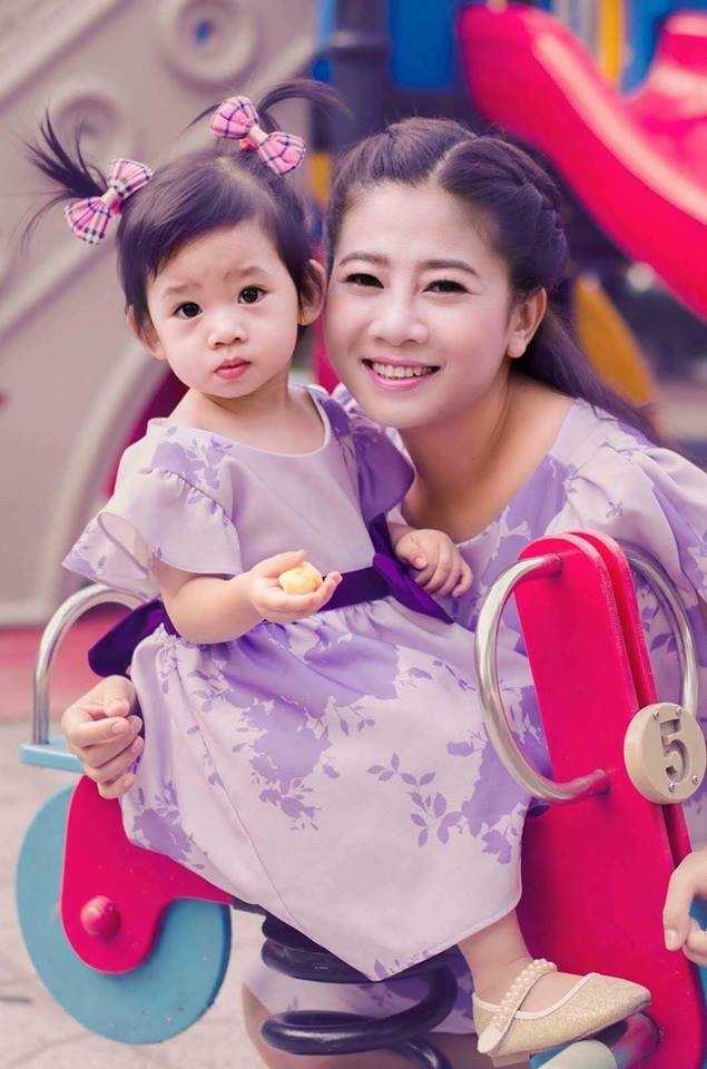 Nghệ sĩ Việt xót xa trước tin diễn viên Mai Phương bị ung thư - 2 Mai Phương và bạn trai Phùng Ngọc Huy yêu nhau trong khoảng thời gian hơn 1 năm thì chia tay. Phùng Ngọc Huy sang Mỹ định cư, Mai Phương trở thành bà mẹ đơn thân, một mình nuôi con gái Laive năm nay đã tròn 5 tuổi.