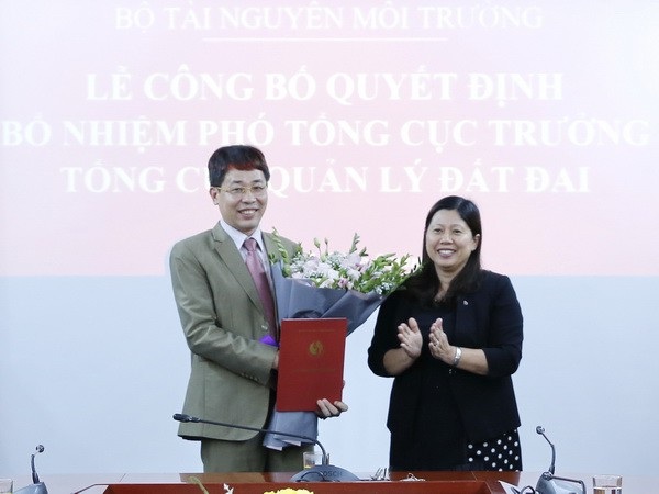 Ông Mai Văn Phấn làm Phó Tổng cục trưởng Tổng cục Quản lý đất đai - 1 Thứ trưởng Nguyễn Thị Phương Hoa trao quyết định và tặng hoa chúc mừng ông Mai Văn Phấn (Ảnh: Bộ TN-MT).