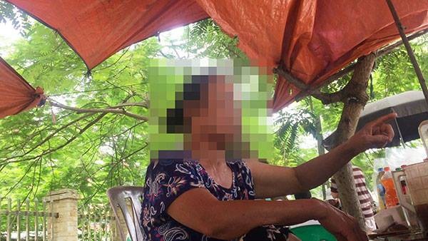 Bệnh án tâm thần: “Xâm nhập" những đường dây "ma" - 1 Cò S đang hướng dẫn nhà báo tiếp cận cửa để có bệnh án tâm thần.