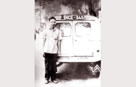 Người viết tiếp về huyền thoại Biệt động Sài Gòn - 1 AHLLVT Trần Văn Lai lúc sinh thời bên một chiếc xe vận chuyển vũ khí đánh Dinh Độc Lập năm 1968 được chuộc về sau giải phóng.