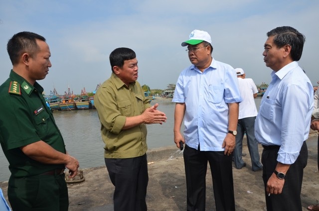 Khi thuyền trưởng đi học nghề… thuyền trưởng - 3 Chủ tịch UBND tỉnh BR-VT Nguyễn Văn Trình (thứ 2 từ phải sang) thường xuyên kiểm tra tàu thuyền mùa mưa bão và động viên bà con. Ảnh: P.T.