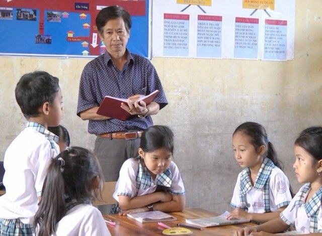 Thầy giáo gần 40 năm gắn bó với giáo dục vùng dân tộc Khmer - 2 Thầy Phụ trong một lần kiểm tra kiến thức học sinh.