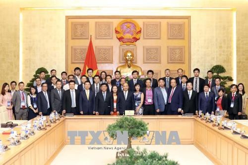Thủ tướng cam kết tạo mọi điều kiện để trí thức Việt kiều tham gia phát triển KHCN - 3
Thủ tướng Nguyễn Xuân Phúc với các đại biểu tại buổi gặp mặt. Ảnh: Thống Nhất/TTXVN.