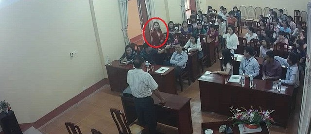 Vụ bất thường lấy phiếu giới thiệu Hiệu trưởng: Chỉ kiểm điểm, rút kinh nghiệm? - 2 Clip ghi lại buổi lấy phiếu có nhiều dấu hiệu bất thường đã được gửi tới lãnh đạo huyên Bình Giang để xem xét, xử lý trách nhiệm cán bộ liên quan.