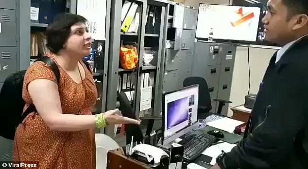 Vị khách người Anh liên tục đôi co bằng giọng điệu phẫn nộ với nhân viên hải quan