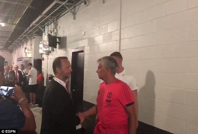 Mourinho bắt tay thân mật với sếp MU, xóa tan hiềm khích - 1
HLV Mourinho bắt tay phó chủ tịch Ed Woodward trong đường hầm