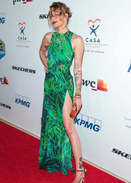 Ngắm đôi chân dài của Bella Hadid và Paris Jackson - 12
Cô đã ký được hợp đồng quảng cáo với Calvin Klein