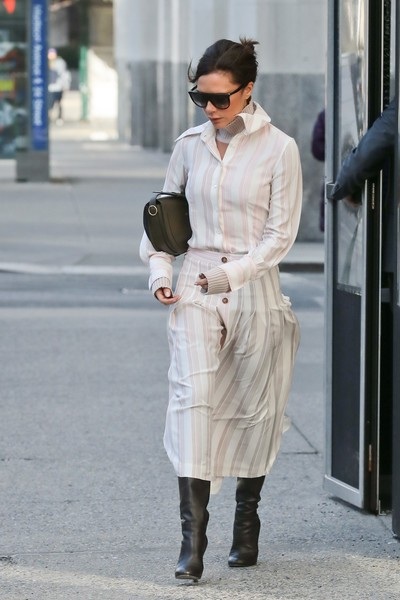 Victoria Beckham bất ngờ mặc gợi cảm ra phố - 8
Victoria Beckham luôn khẳng định khả năng thực sự của cô là thiết kế thời trang chứ không phải ca hát