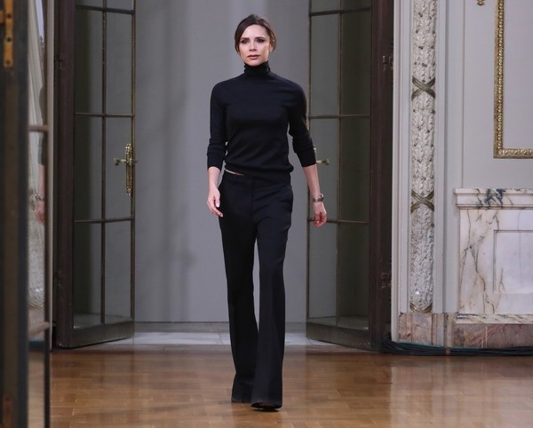 Victoria Beckham bất ngờ mặc gợi cảm ra phố - 9
Ngôi sao xinh đẹp dồn hết tâm sức cho công việc thiết kế vài năm trở lại đây dù doanh thu chưa đạt như mong muốn.