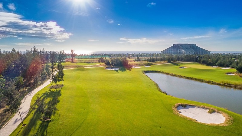 5 gôn thủ xuất sắc nhất Vinpearl WAGC Vietnam 2018 tham dự VCK giải WAGC thế giới - 8
Dù chỉ mới đi vào hoạt động vào trung tuần tháng 6 năm 2018, nhưng Vinpearl Golf Nam Hội An đã cho thấy sự chuyên nghiệp trong vận hành và công tác tổ chức để đăng cai thành công giải đấu golf nghiệp dư có quy mô và uy tín bậc nhất thế giới như WAGC. Nỗ lực không ngừng của Vinpearl Golf Nam Hội An khẳng định đẳng cấp quốc tế và quyết tâm mạnh mẽ trong việc thúc đẩy sự phát triển của môn thể thao quý tộc tại Việt Nam./.
