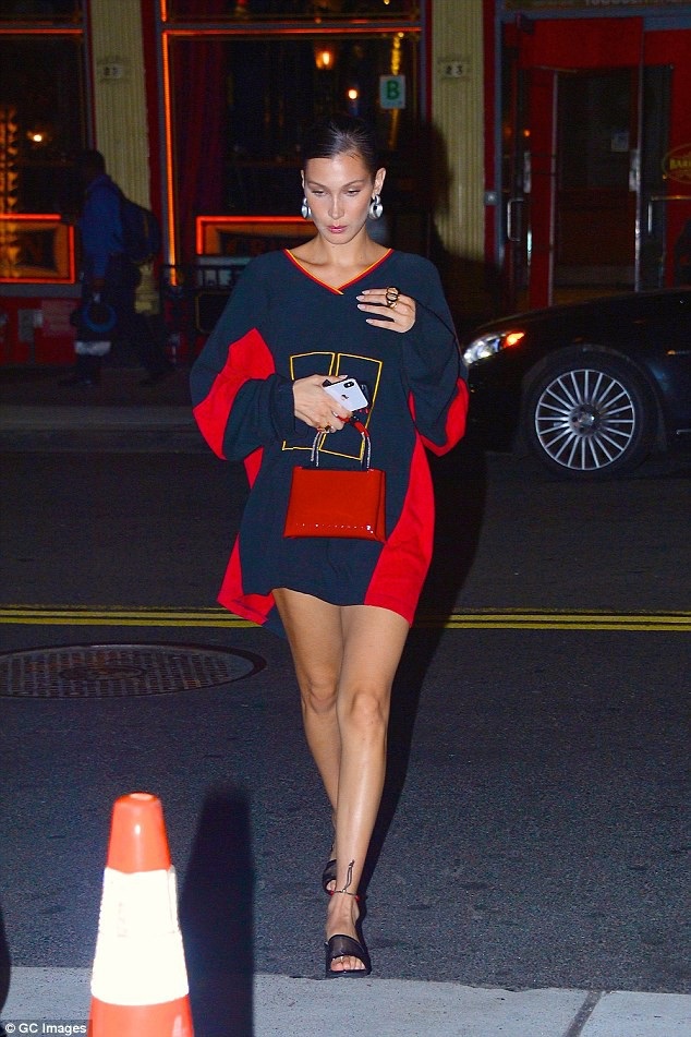 Ngắm đôi chân dài của Bella Hadid và Paris Jackson - 1
Siêu mẫu trẻ Bella Hadid khoe dáng nuột, chân thon trên đường phố New York ngày 1/8 vừa qua