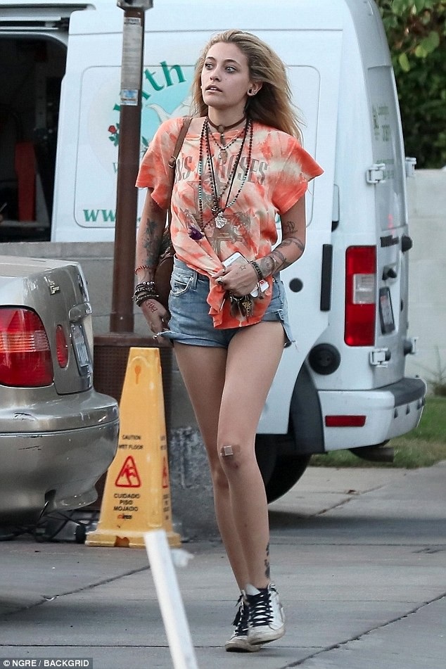 Ngắm đôi chân dài của Bella Hadid và Paris Jackson - 11
Là con gái Michael Jackson nên Paris Jackson lấn sân showbiz khá dễ dàng