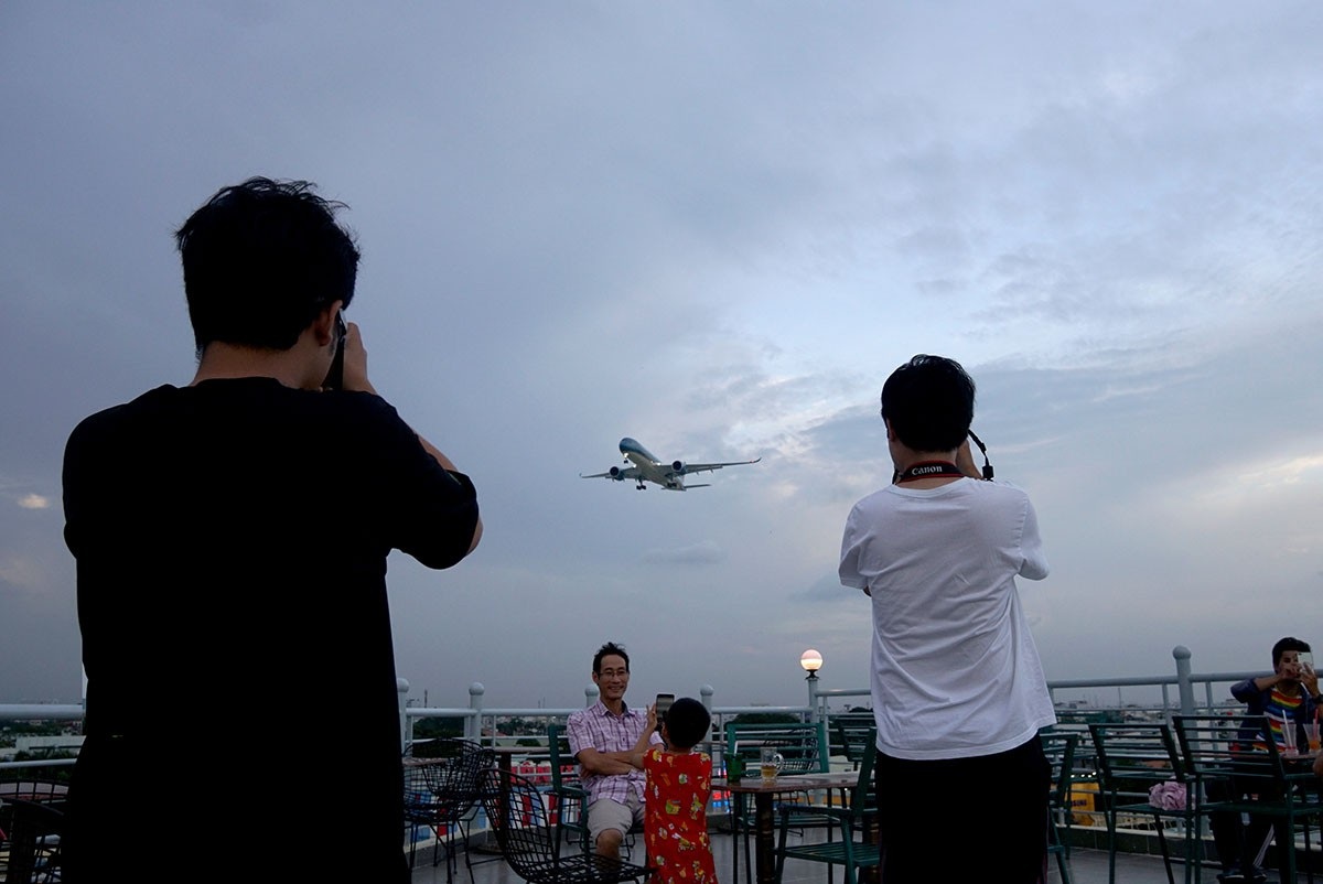 Người Sài Gòn "lên trời" uống cà phê, ngắm máy bay - 3
Nhiều phó nháy cũng chọn đây là điểm ghi hình lý tưởng