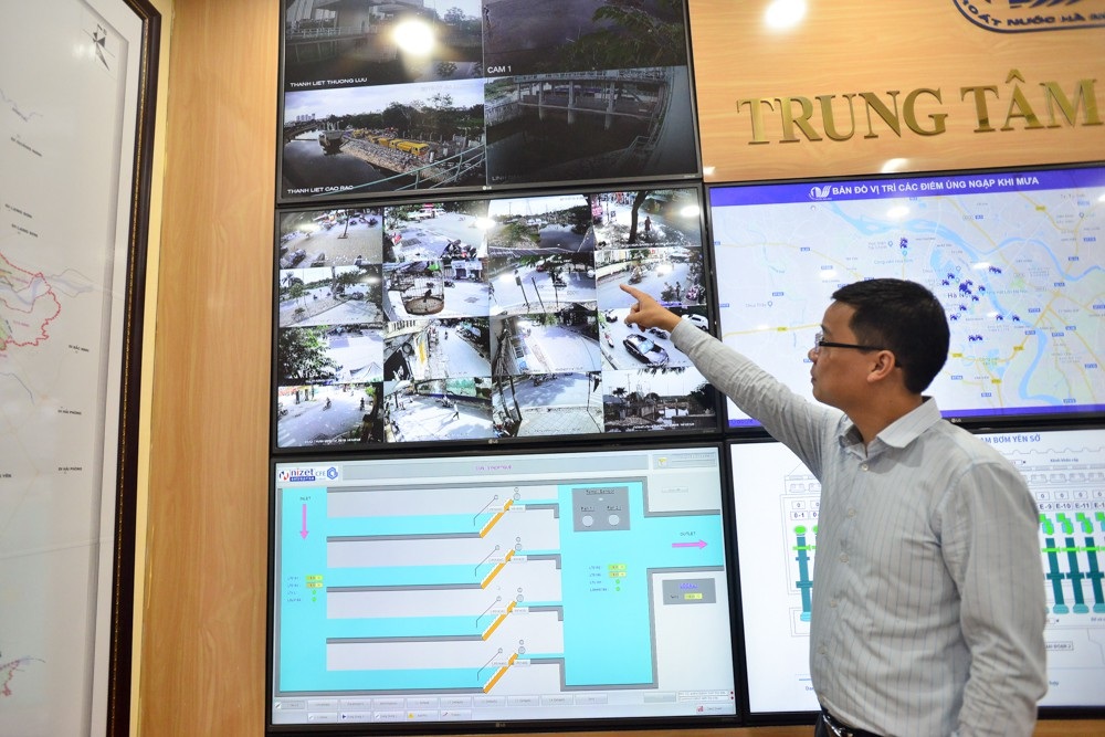 Cận cảnh hệ thống camera theo dõi ngập úng khắp Hà Nội - 8
Trước khi có hệ thống camera giám sát thì toàn bộ công tác điều hành tại các điểm chống ngập đều được thực hiện qua bộ đàm và điện thoại. Vì thế, công tác điều hành không được trực quan, ông Trần Quang Hải (Công ty TNHH MTV Thoát nước Hà Nội) cho biết.