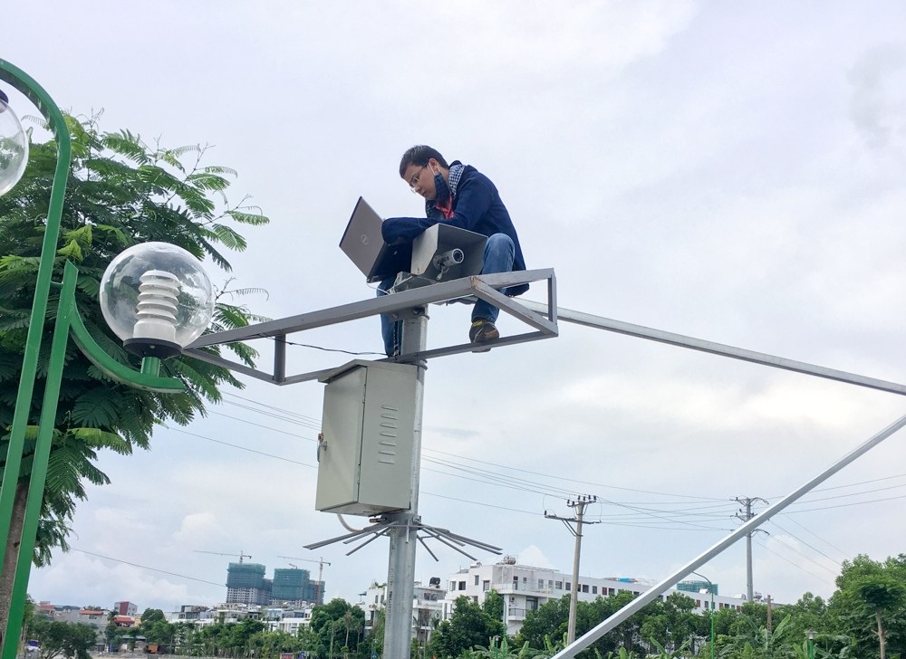 Cận cảnh hệ thống camera theo dõi ngập úng khắp Hà Nội - 10 Một camera được lắp đặt trên đường Láng.