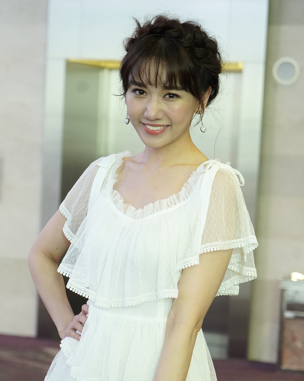 Hari Won: “Tôi làm MC để tiếp cận và lấy lòng khán giả” - 3 Hari mong muốn tiếp cận nhiều hơn với khán giả nên cô xuất hiện trên sóng truyền hình với vai trò MC. Hari tiết lộ, chính sự ngây thơ, hài hước, giọng nói đặc trưng đã giúp nhiều chương trình chọn Hari làm người đảm nhận vai trò MC