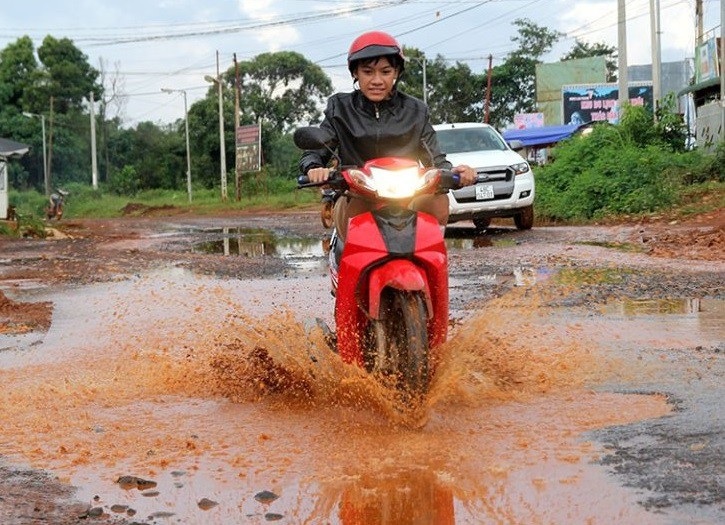 Tỉnh lộ biến thành “ao nước”, sửa xong lại… hỏng - 2
Nhiều vụ tai nạn xảy ra do người dân đi phải ao nước giữa đường
