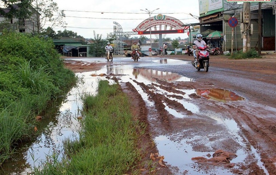 Tỉnh lộ biến thành “ao nước”, sửa xong lại… hỏng - 7
Tỉnh lộ 1 nối liền hai huyện của tỉnh Đắk Nông, là cầu nối với Campuchia trong tình cảnh nhếch nhác, xuống cấp