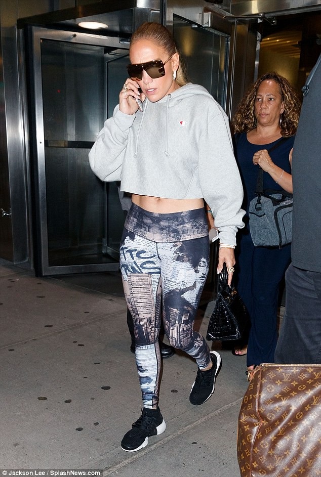 Jennifer Lopez khoe cơ bụng săn chắc - 3
Ở tuổi 49, Jennifer Lopez vẫn giữ được dáng vóc hoàn hảo nhờ chăm chỉ tập gym và vũ đạo mỗi ngày