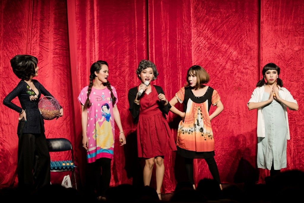 Đoàn lô tô còn tái hiện các phần trình diễn đọc số như một đêm diễn bình thường ở các hội chợ cho khán giả