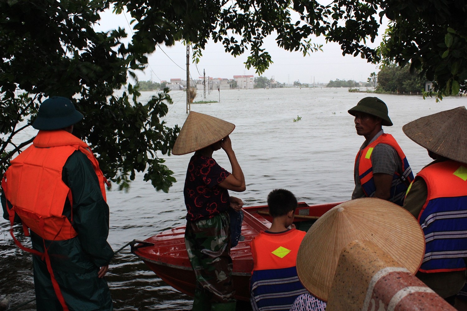 Dân vùng lụt Hà Nội bơi giữa sân, tắm dọc đường làng - 9 Để có thể vào trong xóm Bến Vôi, người dân phải di chuyển bằng cano và thuyền của lực lượng chức năng giúp đỡ (Ảnh: Trần Thanh)