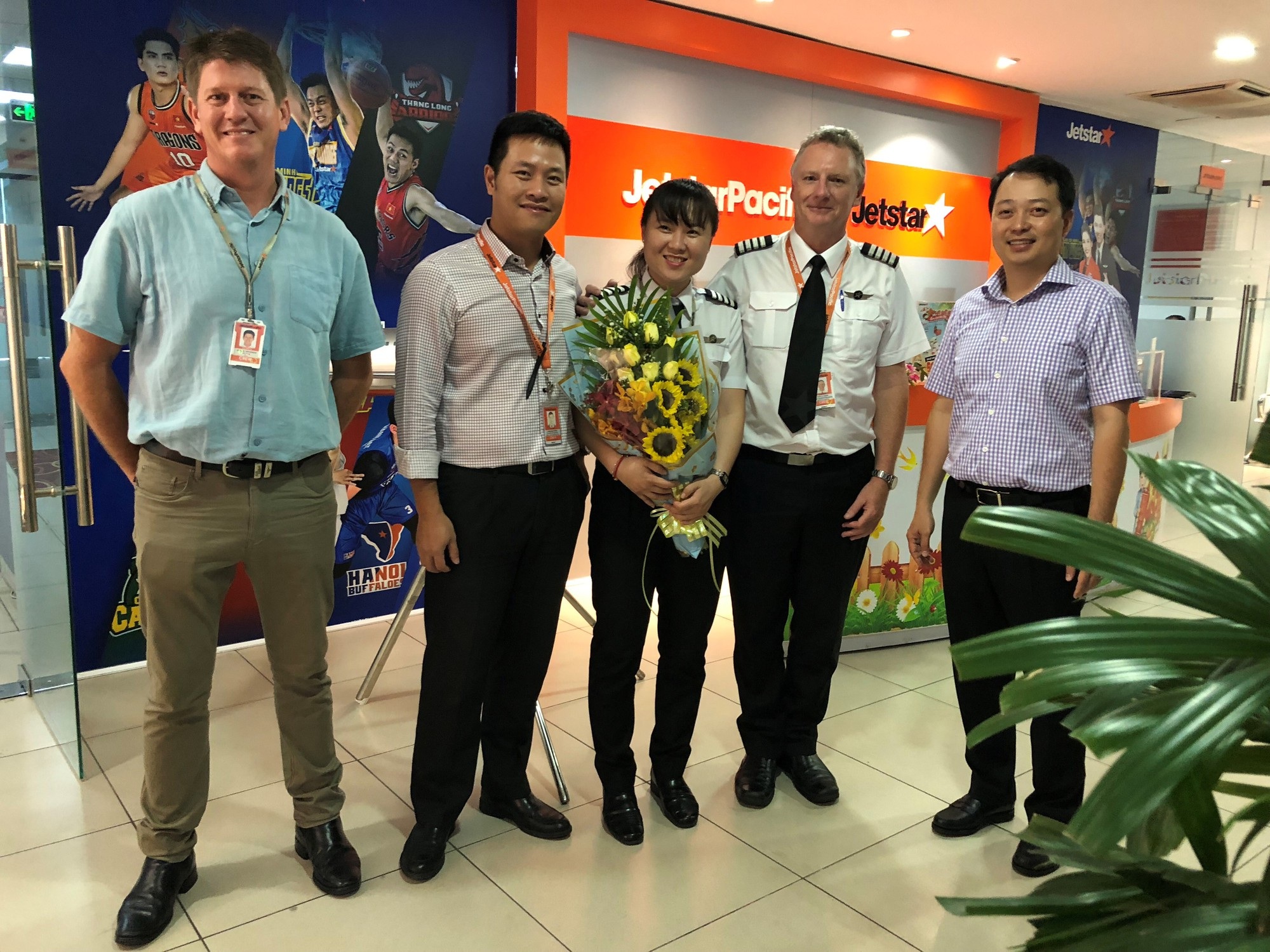 Nữ sinh ngữ văn khổ luyện trở thành cơ trưởng lái máy bay Jetstar - 2 Bích Hồng cùng các đồng nghiệp