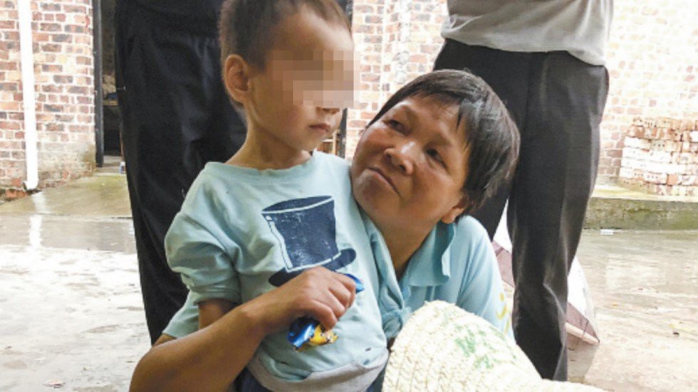 Bà Wei Jingyu và bé trai 3 tuổi.