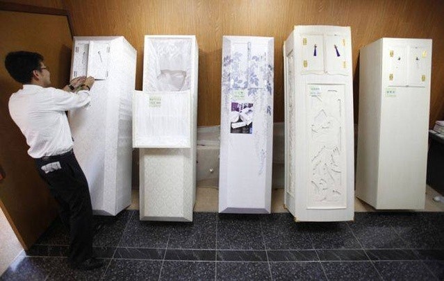 
Nhân viên phục vụ đang thu dọn các quan tài.

 

Theo Hương Nguyễn 

Dân Việt
