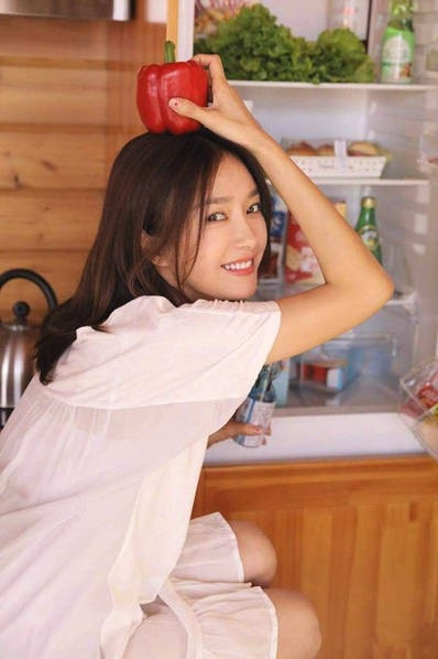 Nhan sắc như thiếu nữ đôi mươi của “Phú sát hoàng hậu” Tần Lam - 9
Vẻ đẹp nhẹ nhàng, dịu dàng của Tần Lam được nhiếp ảnh gia chụp lại thời gian gần đây. Ngôi sao 37 tuổi được khán giả khen ngợi là quá trẻ so với tuổi.