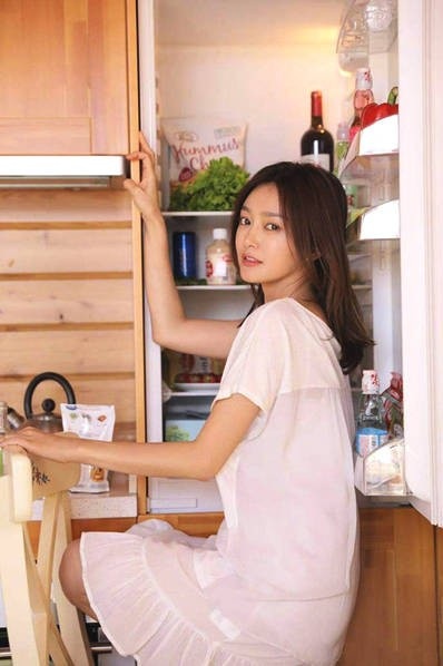 Nhan sắc như thiếu nữ đôi mươi của “Phú sát hoàng hậu” Tần Lam - 2
Tần Lam không phải là cái tên xa lạ với khán giả yêu phim truyền hình Hoa ngữ. Cô đến với làng giải trí Trung Quốc khi còn khá trẻ, lúc cô 19 tuổi. Với ngoại hình cân đối, gương mặt sáng và đôi mắt tuyệt đẹp, Tần Lam nhanh chóng “lọt” vào mắt xanh của các công ty tìm kiếm người mẫu. Cô trở thành gương mặt quen thuộc trên truyền hình và các tạp chí thời trang.