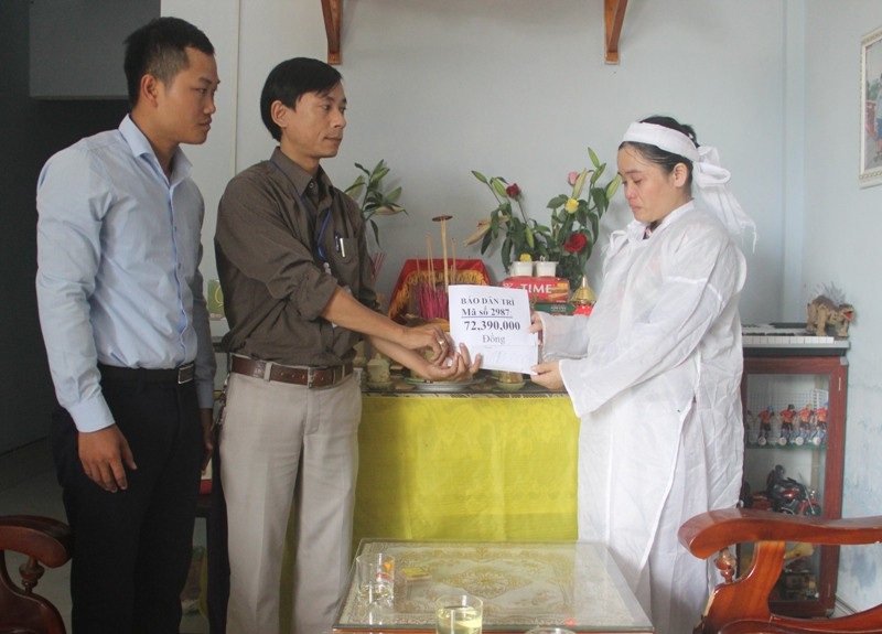 Trao gần 90 triệu đồng đến gia đình cháu trai bị ung thư xương - 1 Ông Lê Quang Vinh – Phó chủ tịch UBND xã Cam Hiếu trao số tiền kết chuyển tuần 1/7 là 72,390,000 đồng đến chị Thi
