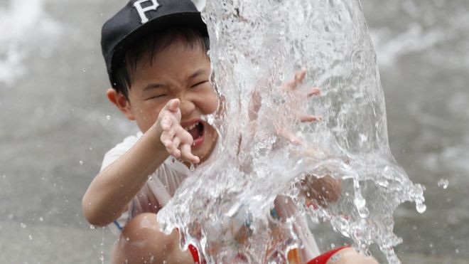Nắng nóng kỷ lục ở Hàn Quốc làm 28 người chết - 4 Để đối phó với nắng nóng người dân đã tới những nơi có nhiều nước như bể bơi, bãi biển, đài phun nước hoặc các trung tâm thương mại có máy điều hòa. (Ảnh: EPA)