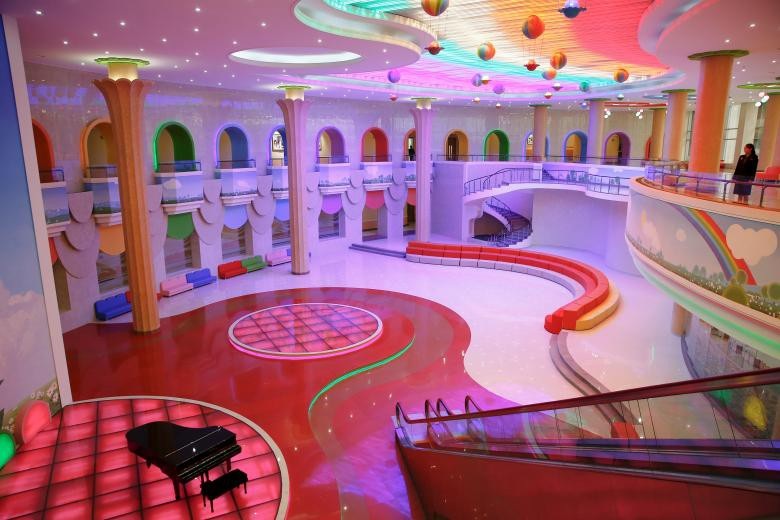 Bên trong Cung thiếu nhi Mangyongdae tại trung tâm Bình Nhưỡng. (Ảnh: Reuters)