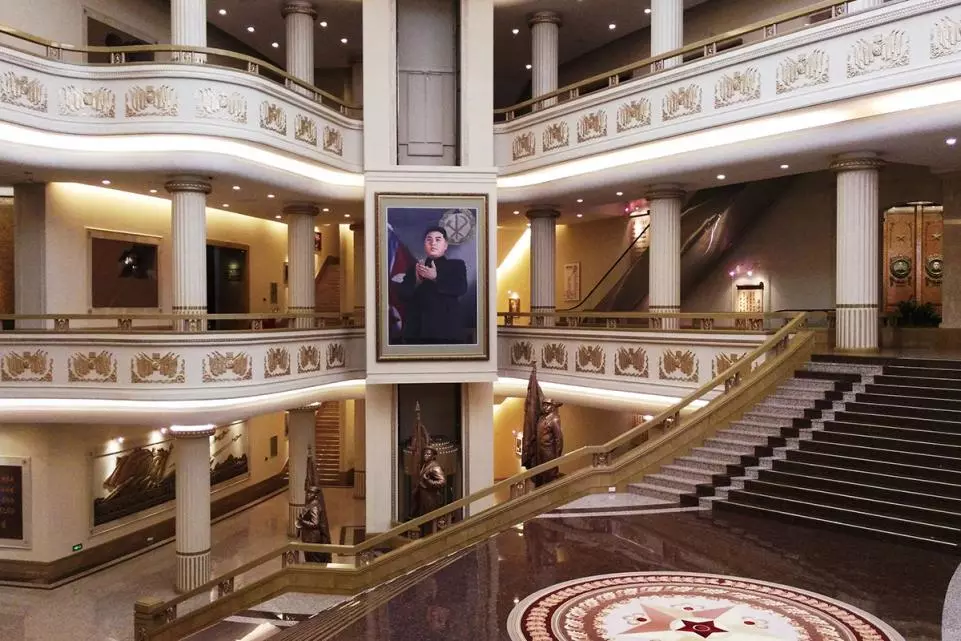 Calvin Chua, người từng làm việc với các kiến trúc sư Triều Tiên, nhận xét rằng Bình Nhưỡng đang trải qua một cuộc bùng nổ về thiết kế các công trình. “Kiến trúc của Triều Tiên đang phát triển… Các kiến trúc sư Triều Tiên đang đưa nhiều ý tưởng cá nhân hơn vào các công trình của họ”, Calvin Chua nhận định. Trong ảnh: Bên trong Bảo tàng Chiến tranh Giải phóng Tổ Quốc tại Bình Nhưỡng. (Ảnh: Xiaolu Chu)