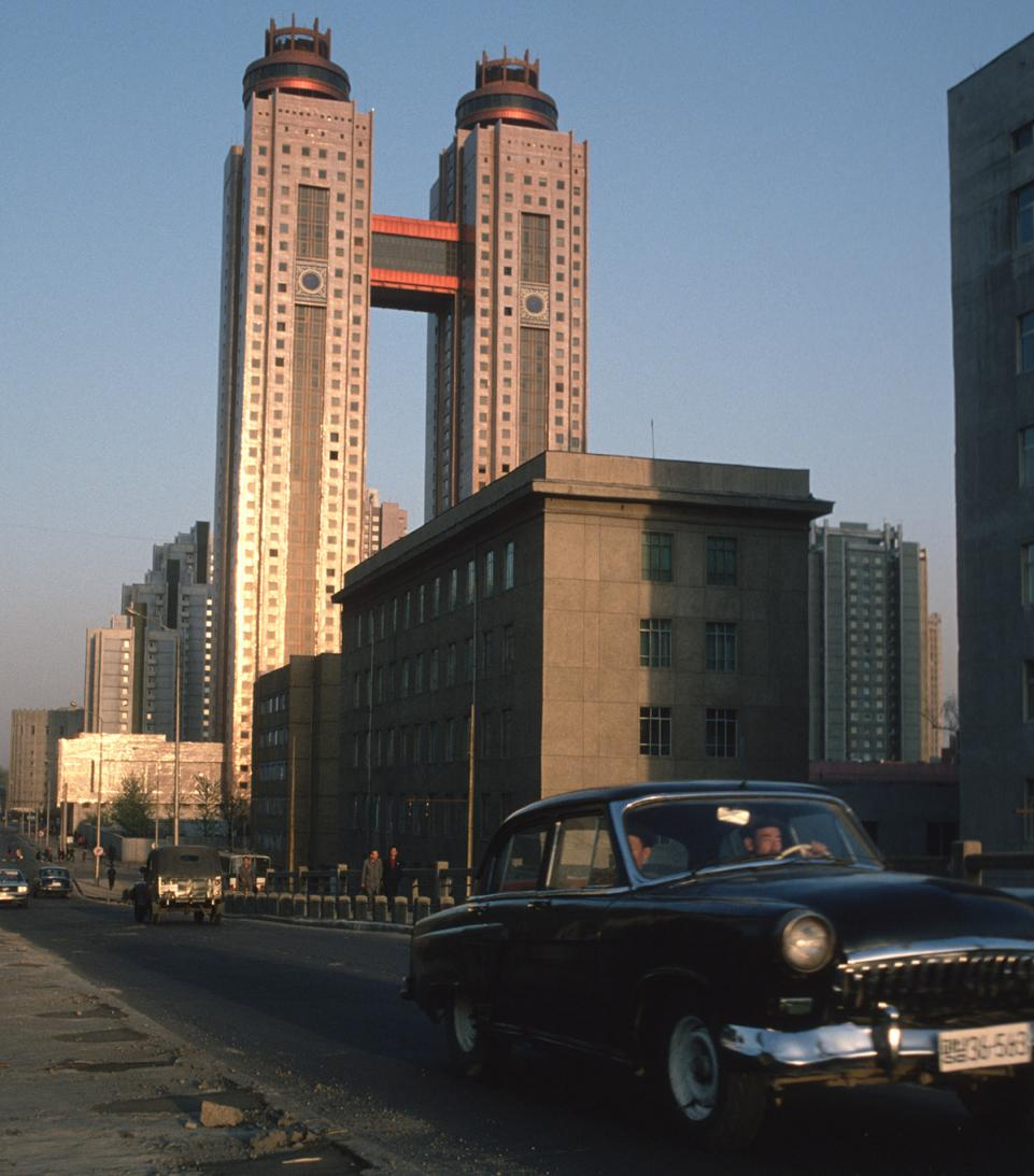 Tòa tháp đôi 43 tầng của khách sạn Koryo Hotel ở Bình Nhưỡng. (Ảnh: Gerhald Joren/LightRocket)