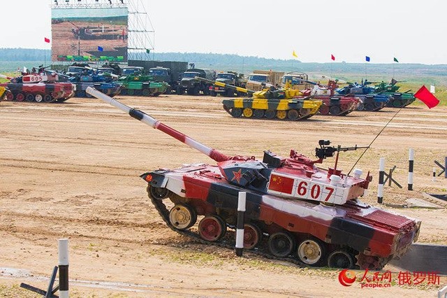 Phía sau sự tham gia của Trung Quốc tại giải đấu quân sự quốc tế - 1 Xe tăng Type-96 màu đỏ trắng của Trung Quốc so tài tại giải đấu quân sự quốc tế 2018 ở Nga. (Ảnh: People China)