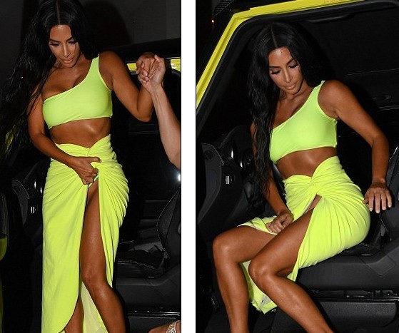 Kim Kardashian sexy với bikini ánh bạc - 10
Kim Kardashian khoe dáng thon và săn chắc.