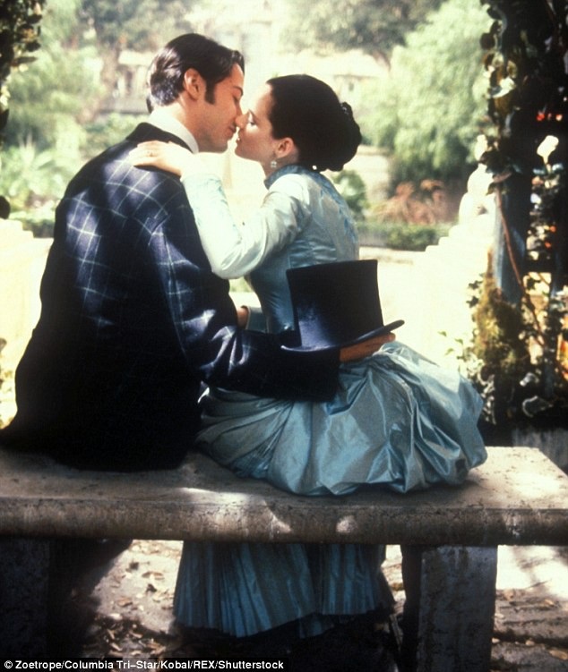 Winona Ryder and Keanu Reeves in “Dracula” (1992).