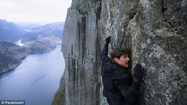 Tom Cruise vốn nổi tiếng với “triết lý” đóng phim hành động đầy tính cống hiến của mình, đó là anh phải tự thân thực hiện những pha nguy hiểm.