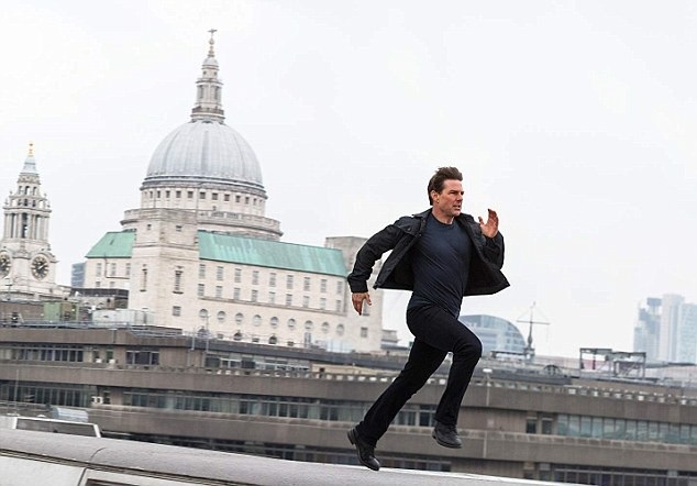 Tom Cruise đã đến lúc “nghỉ hưu”? - 5 Việc tài tử ngoại ngũ tuần vẫn giữ được phong độ đỉnh cao và tiếp tục thực hiện những pha hành động ngoạn mục khiến truyền thông liên tục dành lời khen ngợi cho Cruise.