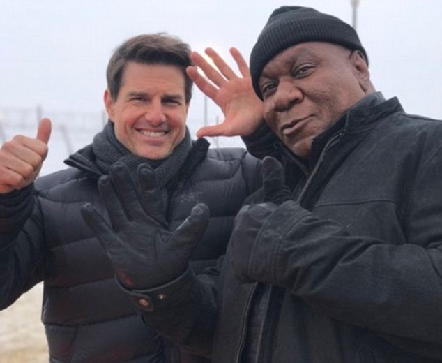 Tom Cruise đã đến lúc “nghỉ hưu”? - 1 Tài tử Tom Cruise (trái) và bạn diễn Ving Rhames (phải) trên phim trường