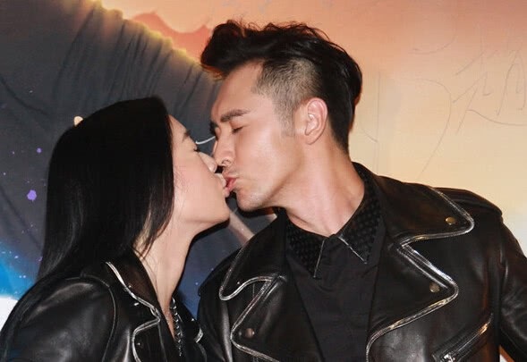 
Chung Lệ Đề cho biết, cô có cuộc hôn nhân viên mãn bên người chồng kém 12 tuổi.
