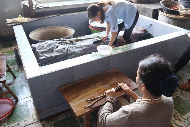 Độc nhất Việt Nam: Dệt lụa từ tơ sen, bán giá đắt như vàng - 4 Vải tơ sen tuy có đẹp và nhiều ưu điểm song các công đoạn sản xuất thì rất cầu kỳ và hoàn toàn phải làm thủ công