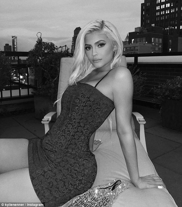 Kylie Jenner khoe đường cong quyến rũ - 5
Thật khó tin là em cô Kim đang xây dựng thành công đế chế mỹ phẩm gần 900 triệu USD ở tuổi 21