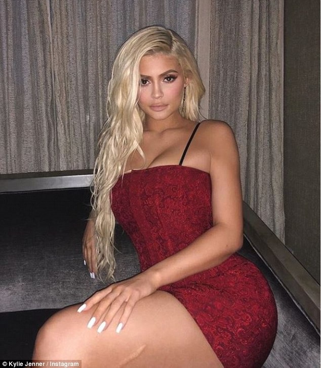 Kylie Jenner khoe đường cong quyến rũ - 6
Nhiều khả năng, năm sau, doanh thu của nhãn hiệu mỹ phẩm của Kylie Jenner sẽ đạt 1 tỷ USD