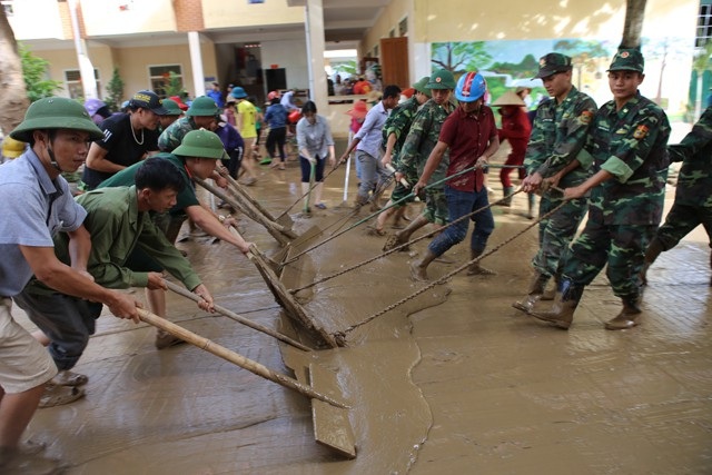 Các lực lượng vũ trang giúp đỡ các trường khắc phục hậu quả cơn lũ