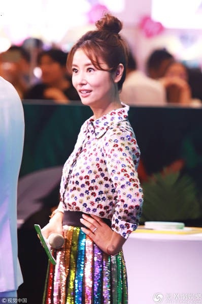 
Sau khi sinh con, cô có tham gia một bộ phim truyền hình dài tập và góp mặt trong các sự kiện. Người đẹp cố gắng cân đối thời gian làm việc và chăm sóc gia đình.
