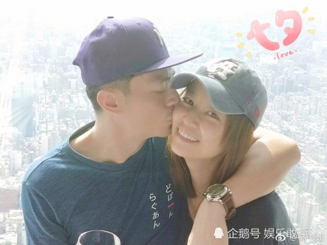 
Ngày 18/8, Lâm Tâm Như đăng tải hình ảnh hạnh phúc của hai vợ chồng cô trên trang cá nhân. Cặp đôi vẫn đang chung sống rất hạnh phúc và hỗ trợ nhau trong sự nghiệp suốt 2 năm qua dù xung quanh họ có vô số tin đồn rạn nứt.
