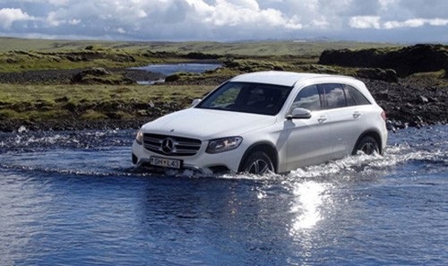 Mercedes-Benz Việt Nam: "Nước không thể vào cầu khi rửa xe" - 2 30 cm là mức nước tối đa mà GLC có thể chịu được, theo cảnh báo của Meredes-Benz.