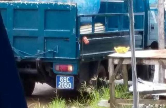Chánh văn phòng Huyện ủy “mượn” xe công làm việc tư - 1
Chiếc xe biển số xanh được người dân phản ánh dùng chở đồ cho Chánh văn phòng Huyện ủy Thới Bình. (Ảnh người dân cung cấp)